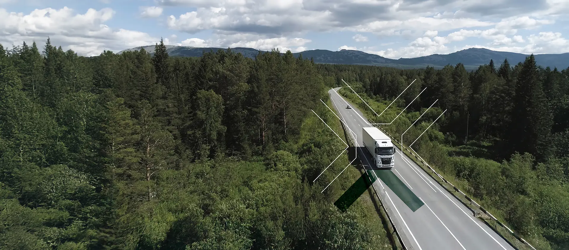 Logiciel Transportation management camion conduisant sur une autoroute fluide