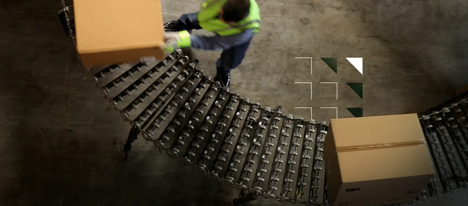 Logiciel Transportation management camion conduisant sur une autoroute fluide